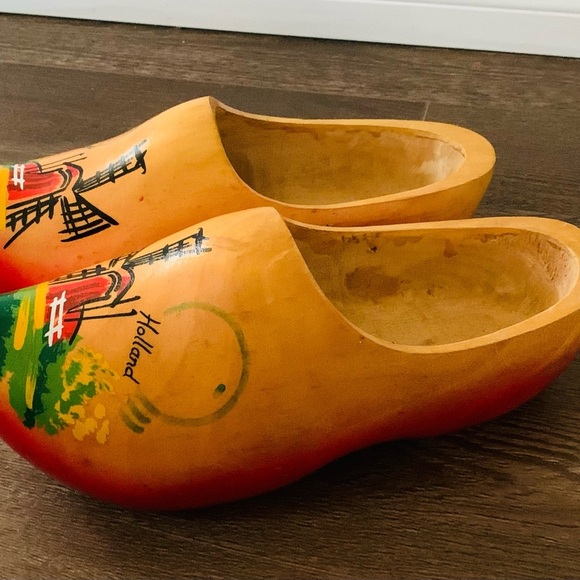 Wooden hand carved shoes - Picture 10 of 10